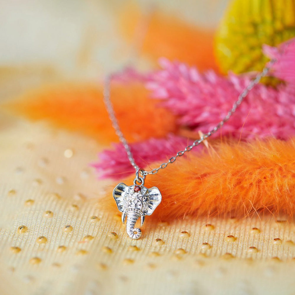 Leela the Elephant – Die charmante Schmuckkerze mit 925er Silberkette von Juwelkerze