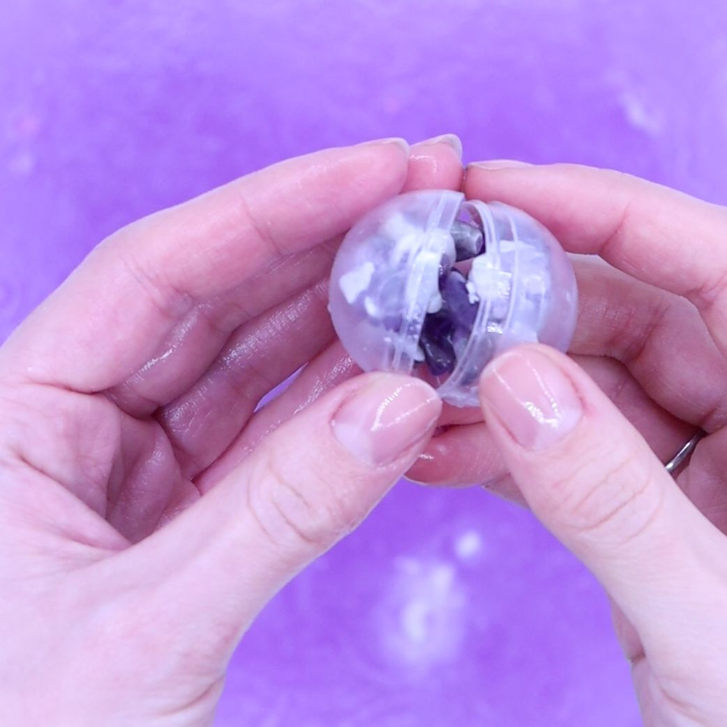 Schmuck-Badebombe Amethyst – mit Edelsteinarmband